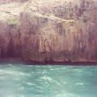 Saltos Americanos - Foto desde el agua de la zona escalable ya que no hay rocas, la roca más oscura que hay abajo sirve para salir del agua.