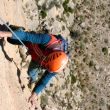 (L2) Cargando el taladro - Ramn escalando el segundo largo con el taladro a cuestas.