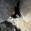 (L6) Todo el patio - La chimenea del ltimo largo resulta muy esttica tras superar la higuera. Al fondo el antiguo puente de la carretera.