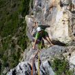 (L3) Nos colaron - Eduard mira a cmara mientras lidia con el diedro-chimenea del ltimo largo, justo antes de llegar a reunin. La cordada de tres nos dej pasar.