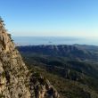 Vistas hacia el Este - La zona del espoln central en primer trmino, y al fondo la isla de Benidorm y los edificios ms altos sobresalen por encima de las montaas.