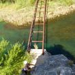 Va frente al puente - Ali escalando la corta va que hay nada ms cruzar el puente metlico. Sirve de aproximacin alternativa y para calentar y entrar en contacto con el tipo de roca.
Los primeros metros antes de chapar al primer espit son un poco expuestos.