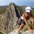 (L3) En la cresta - Ali, llega a la cresta. Al fondo se aprecian los cuchillos donde desgraciadamente no se permite la escalada, al otro lado del ro Cabriel, en la parte de Cuenca.