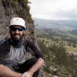 (L1) Esperando turno - Esperando que saliera el ltimo escalador de una cordada de tres en la base de la va Capac-an. Afortunadamente, aunque no es muy segura, es bastante cmoda y amplia.
