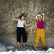 La amenaza solar - Patricia y Jenni huyendo de la amenaza de los rayos solares... Es que caa a plomo