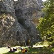 Descansar, asegurar, escalar - Confortable pie de va de este sector de Valeria... Perfecto para el verano. Vemos a Pau de rojo haciendo un 6a+ con algn canto roto. Y a la derecha vemos a Cris en la travesa de 'Con 'S' de exfuerzo' Un 6b+ de adherencia, placa, desplome y mucha confianza.