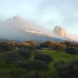 panoramica - En esta foto se aprecian los dos peñones, el de la derecha corresponde a la peña buitrera.